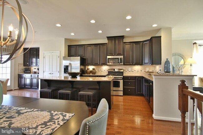 Building Photo - 9451 Ballard Green Dr
