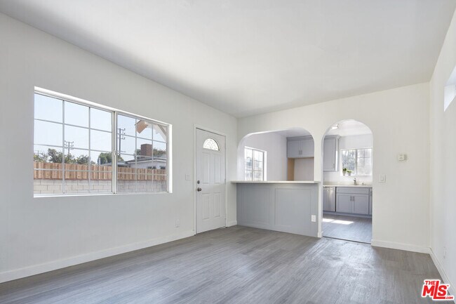 Building Photo - 933 Lake St