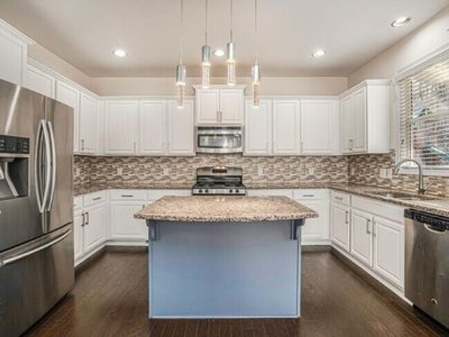 Building Photo - Stunning 5Bed/4 Bath single family home - ...