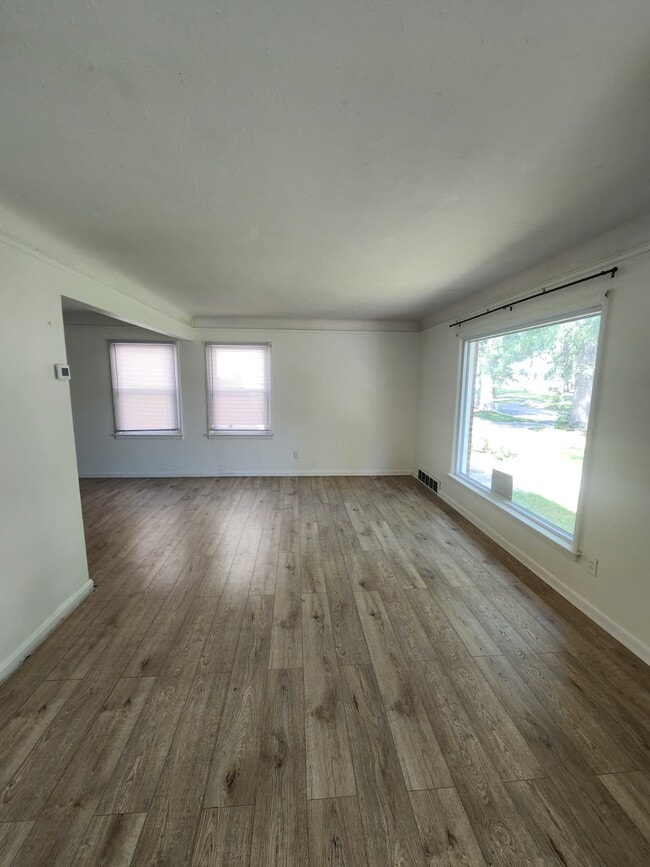 Building Photo - 3360 E 147th St