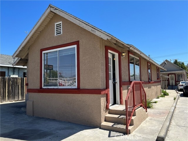 Primary Photo - 1324 N Mt Vernon Ave