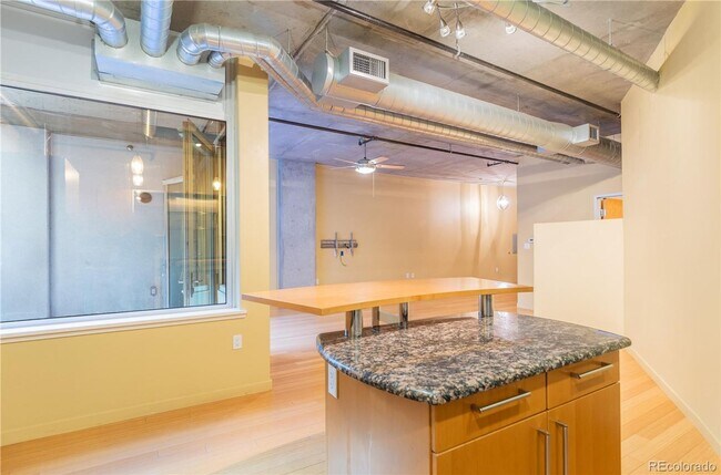 Foto del edificio - Location, Location!! Luxurious & spacious ...