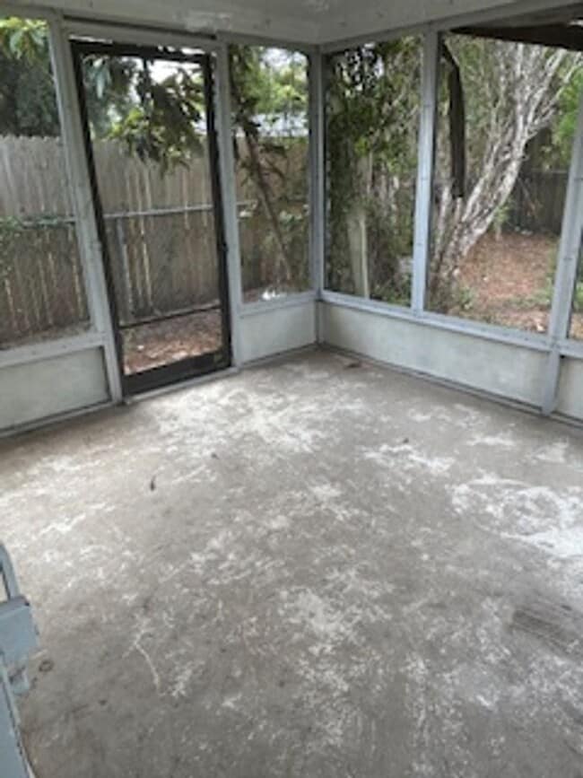 Building Photo - Well maintained 2/1 in a quiet neighborhood