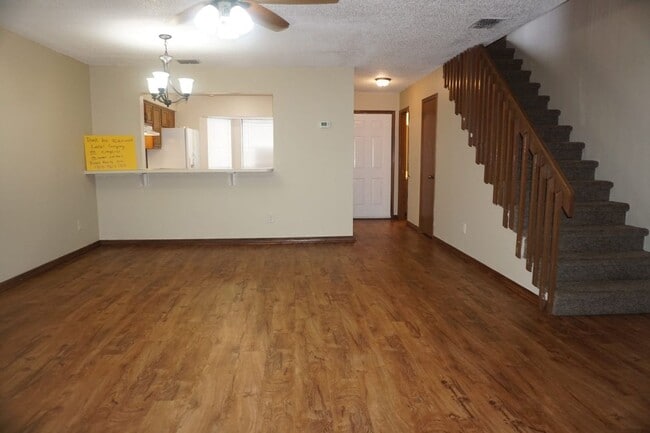 Building Photo - Westside 2/2 Townhome