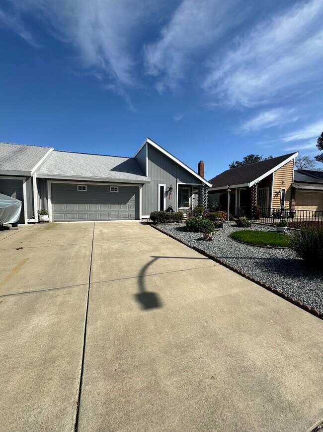 Building Photo - 10854 Paiute Way