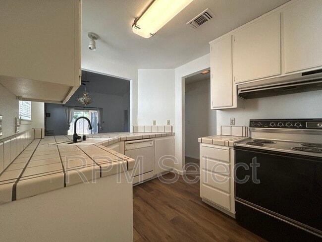 Building Photo - 8085 Forest Glen Way