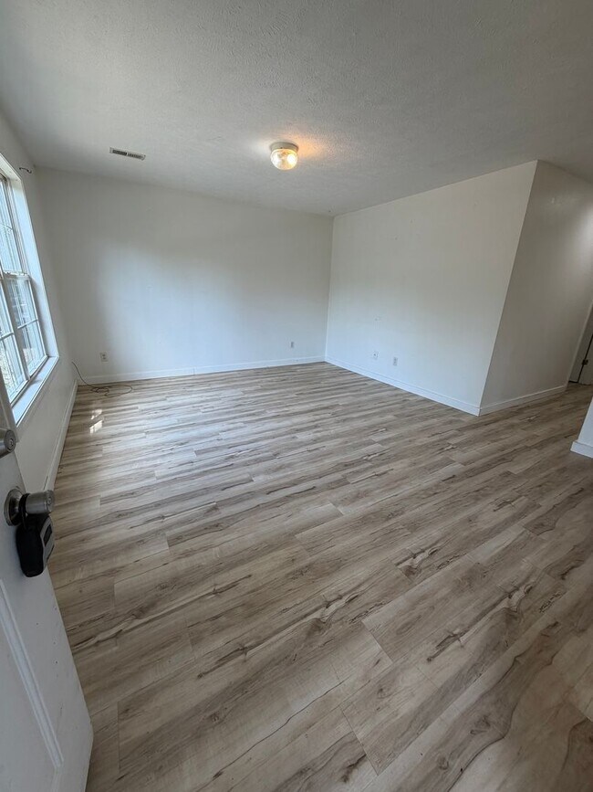 Building Photo - 3 Bedroom | 2 Bathroom | 1,100 square feet | Merriam Woods MO!