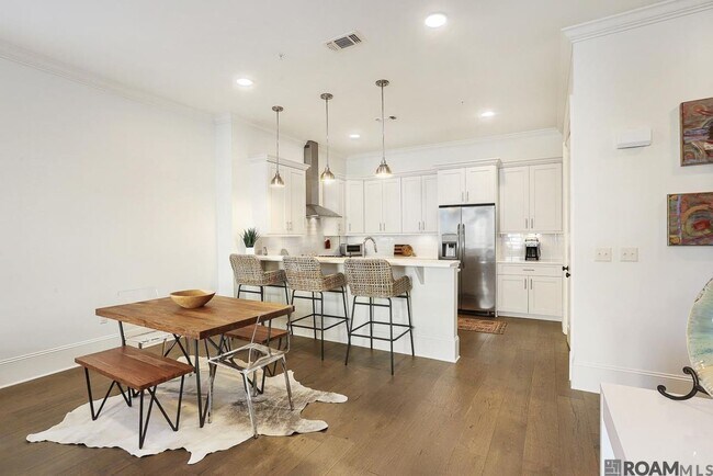 Foto del edificio - 8211 Village Plaza Ct