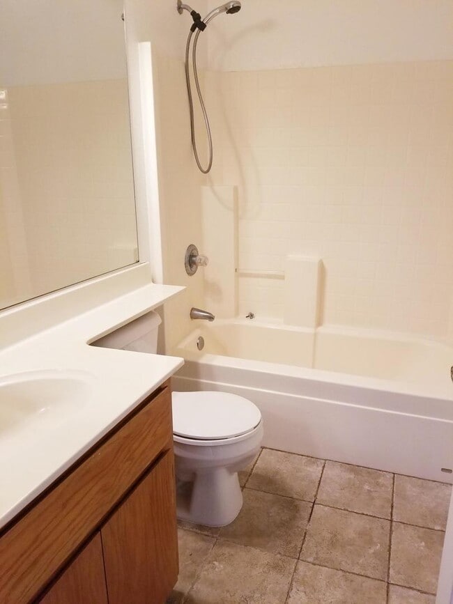 Building Photo - 3 Bedroom, 2.5 Bath Home for Rent near UC ...