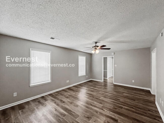 Building Photo - Limited Time Special Offer / 4 Bed, 2 Bath Home with Fenced Yard / Pet-Friendly / Available Now!