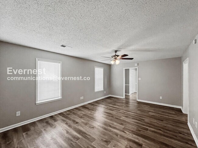 Foto del edificio - Limited Time Special Offer / 4 Bed, 2 Bath Home with Fenced Yard / Pet-Friendly / Coming Soon!