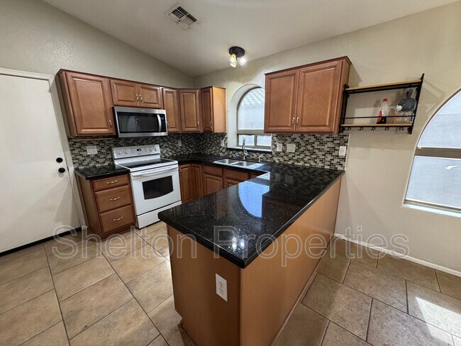 Foto del edificio - 15828 W Latham St