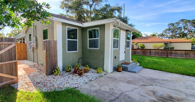 Building Photo - 3 Br 2 ba private home with washer/dryer i...