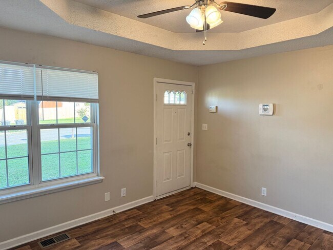 Foto del edificio - 258 Golden Pond Ave
