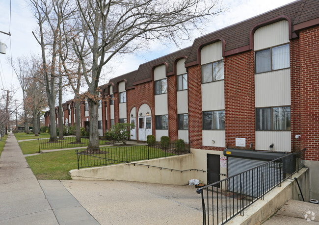 Cedarhurst en el patio - Cedarhurst Courtyard