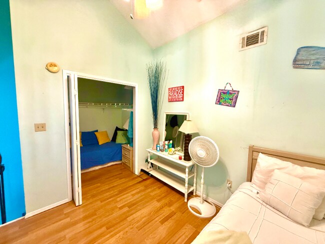 Foto del edificio - 17614 Front Beach Rd