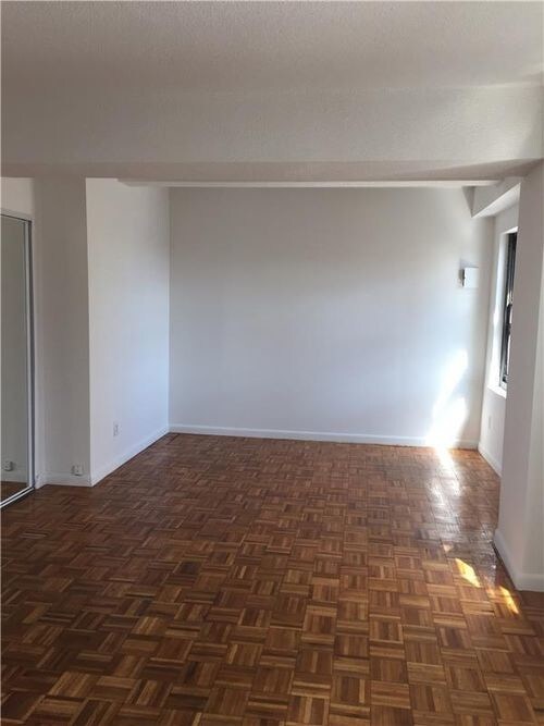 Foto principal - 234 E 12th St
