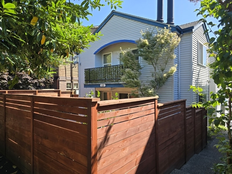 Primary Photo - 112 25th Ave E