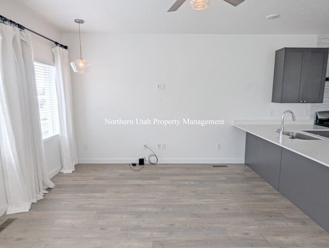 Building Photo - Newer 2 Bed 3 Bath Townhome