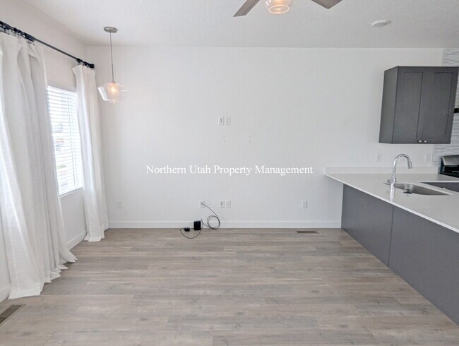 Foto del edificio - Newer 2 Bed 3 Bath Townhome