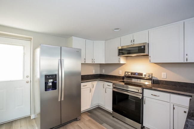 Building Photo - Adorable 3 Bedroom with Tons of Space!