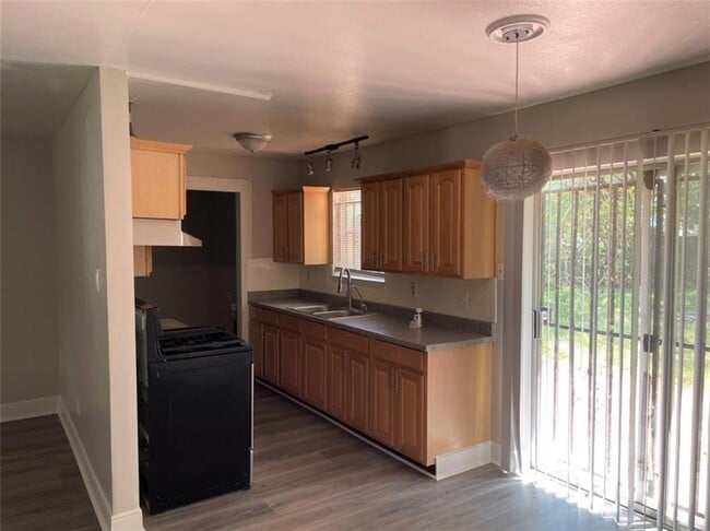 Foto del edificio - 9834 Denning Dr