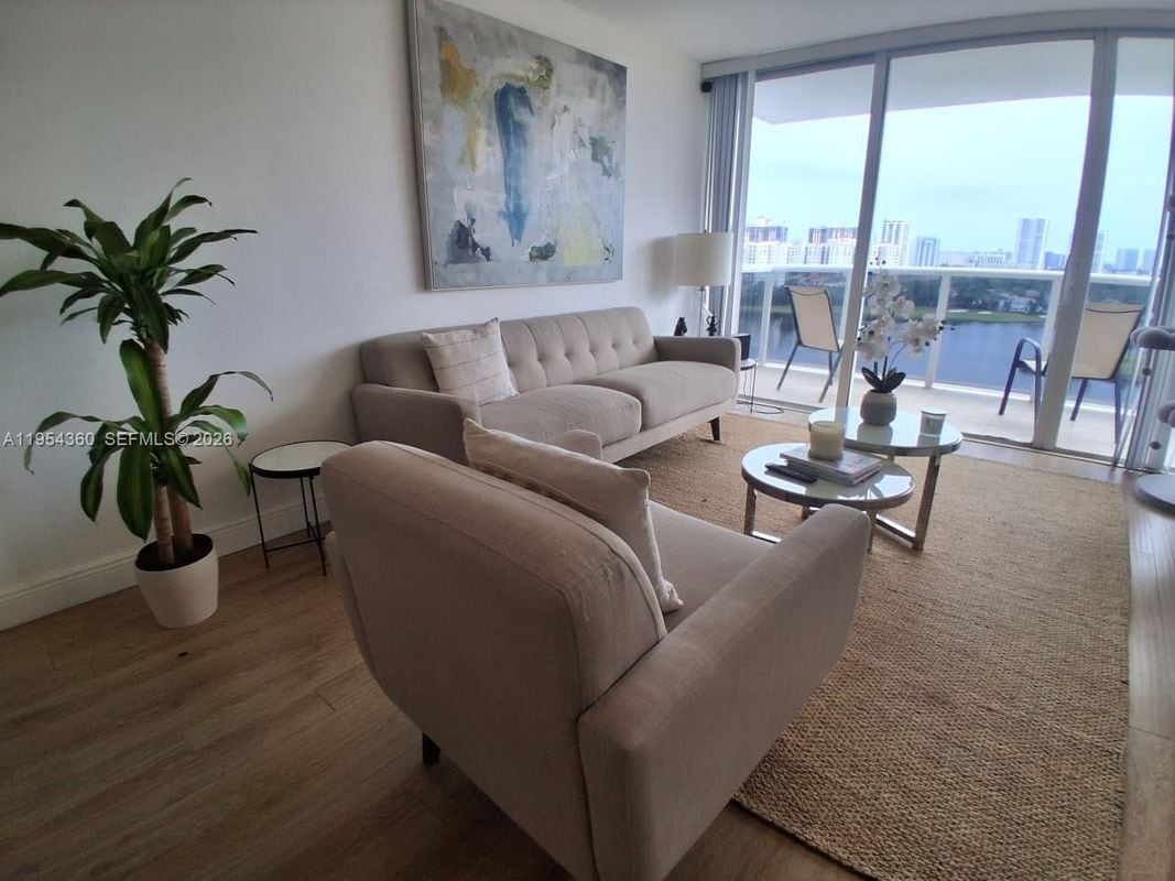 Foto del edificio - 3625 N Country Club Dr