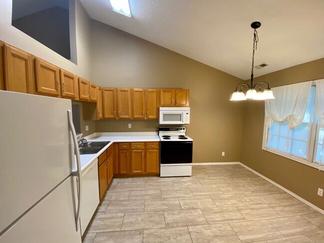 Building Photo - 3 Bedroom Home!