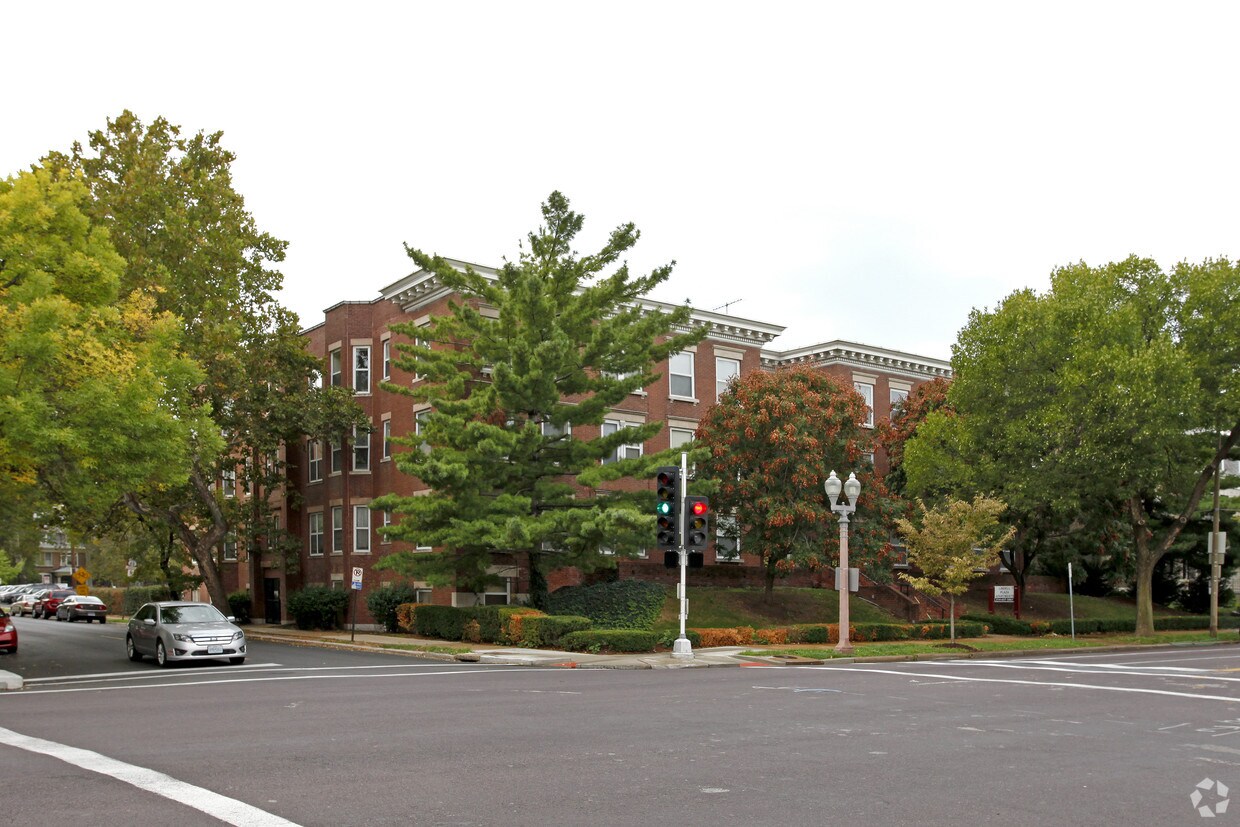 Vista Anterior - Lindell Plaza Apartments
