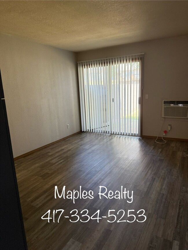 Building Photo - King Suite with Kitchenette!