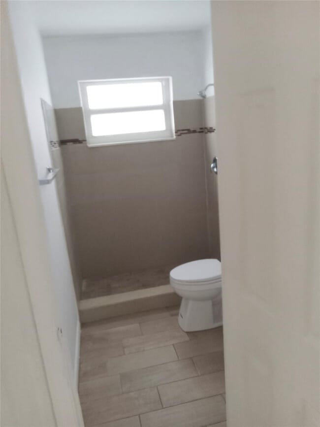 Foto del edificio - 1805 Douglas St S