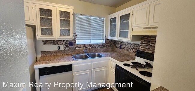 Building Photo - 2 br, 1.5 bath House - 5005 Spencer St #A