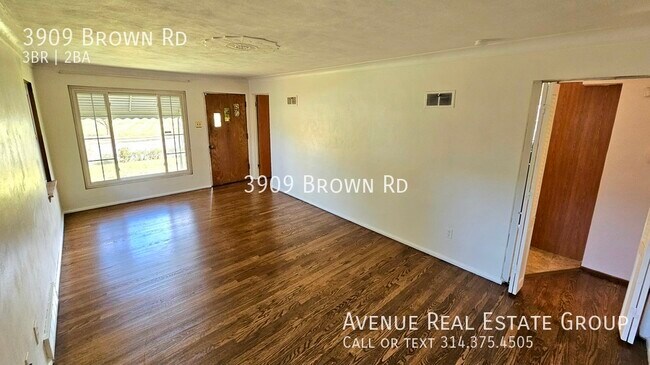 Foto del edificio - Just Listed! - 3909 Brown Rd