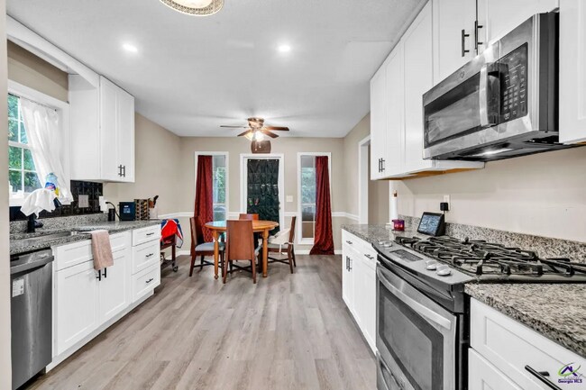 Foto del edificio - 211 Crakston Ct