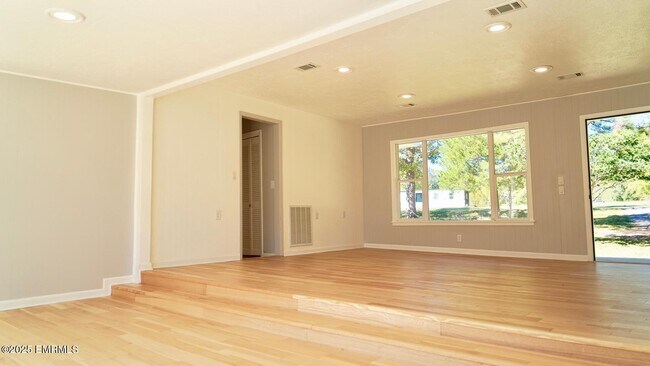 Foto del edificio - 3702 Rollins Dr