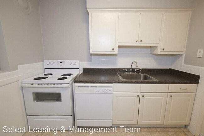 Building Photo - 5819 Lindenwood Ave
