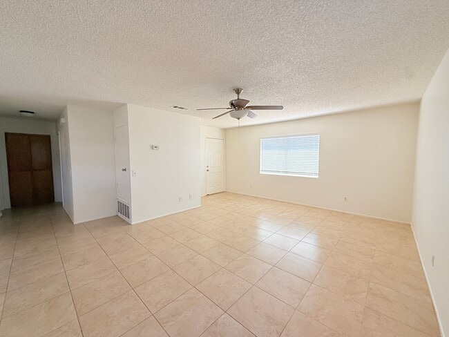 Foto del edificio - AVAILABLE NOW!!! 2 Bed 2 Bath Upstairs Apa...