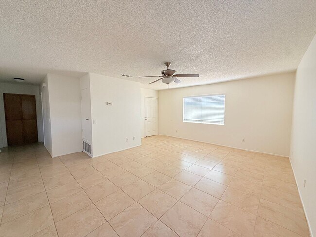 Building Photo - AVAILABLE NOW!!! 2 Bed 2 Bath Upstairs Apa...
