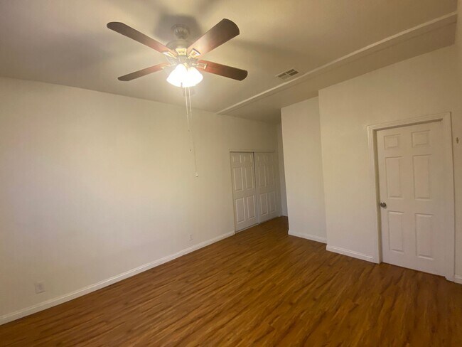 Building Photo - Beautiful small house