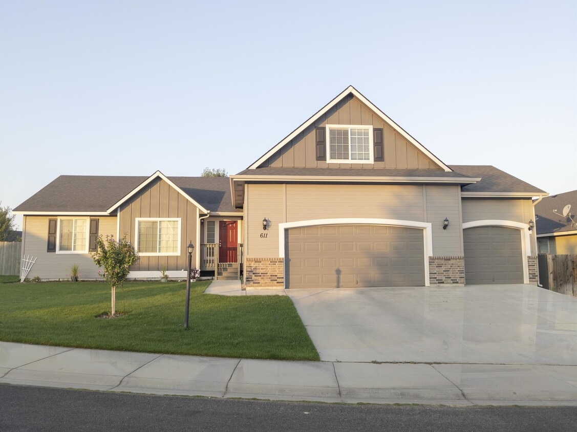 Primary Photo - 611 N Kayden Way