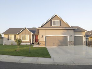 Building Photo - 611 N Kayden Way