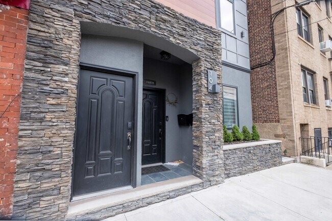Building Photo - 104 BEACON Ave