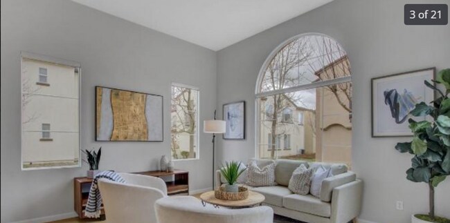 Foto del edificio - End Unit Townhome with Privacy and Lots of...