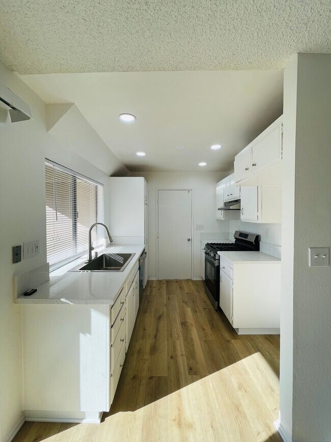 Foto del edificio - Renovated 3-bedroom townhouse in Todd Ranch with garage and spacious yard
