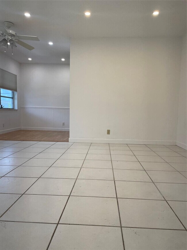 Foto del edificio - 1300 N 17th Ave