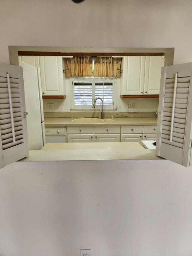 Building Photo - 2050 Oleander Blvd