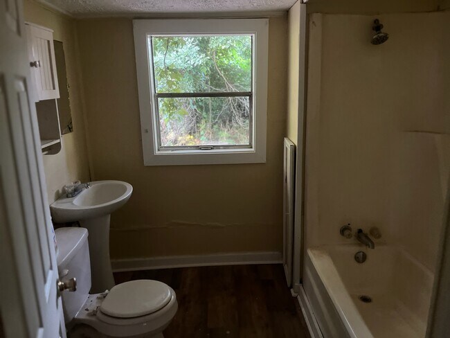 Baño - 312 N Chestnut St