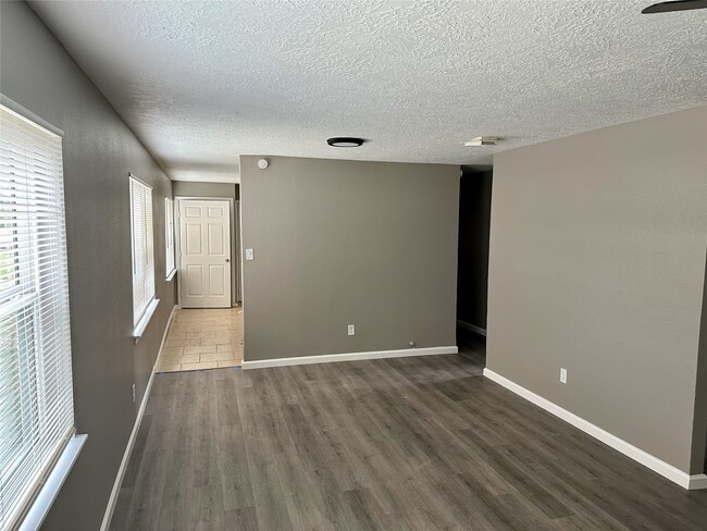 Building Photo - 2310 Kingsdale Dr