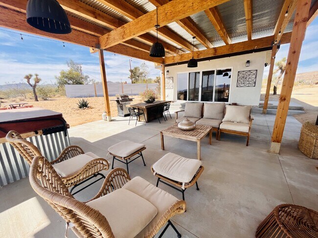 Foto del edificio - Stunning Home with Breathtaking Desert Vistas