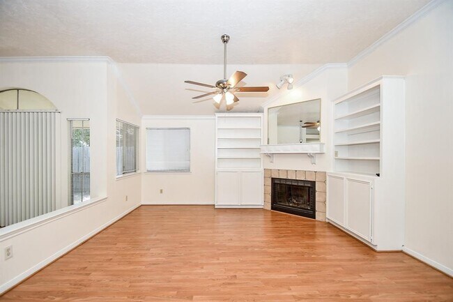 Building Photo - 15807 Meadow Village Dr